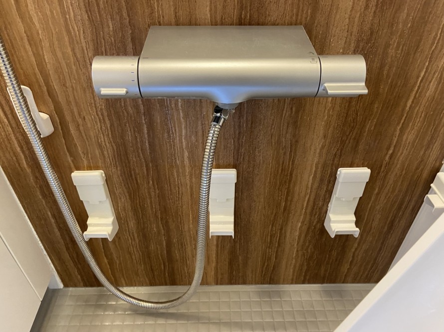 IMG_9920 シャンプー台下と水栓